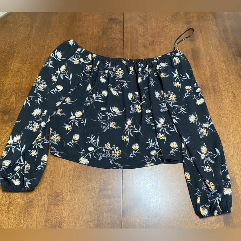 NWT Forever 21 Black Floral Crop Top Shirt Size US S.